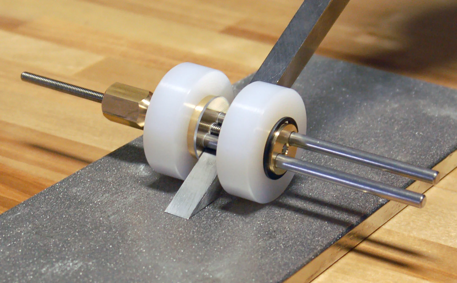Kell No. 2 Brass Honing Guide - Large Roller - Image 3